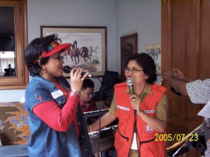 YC0EVY and YC3YZZ sing a song at the residence of YB0PHM on 23 July 2008